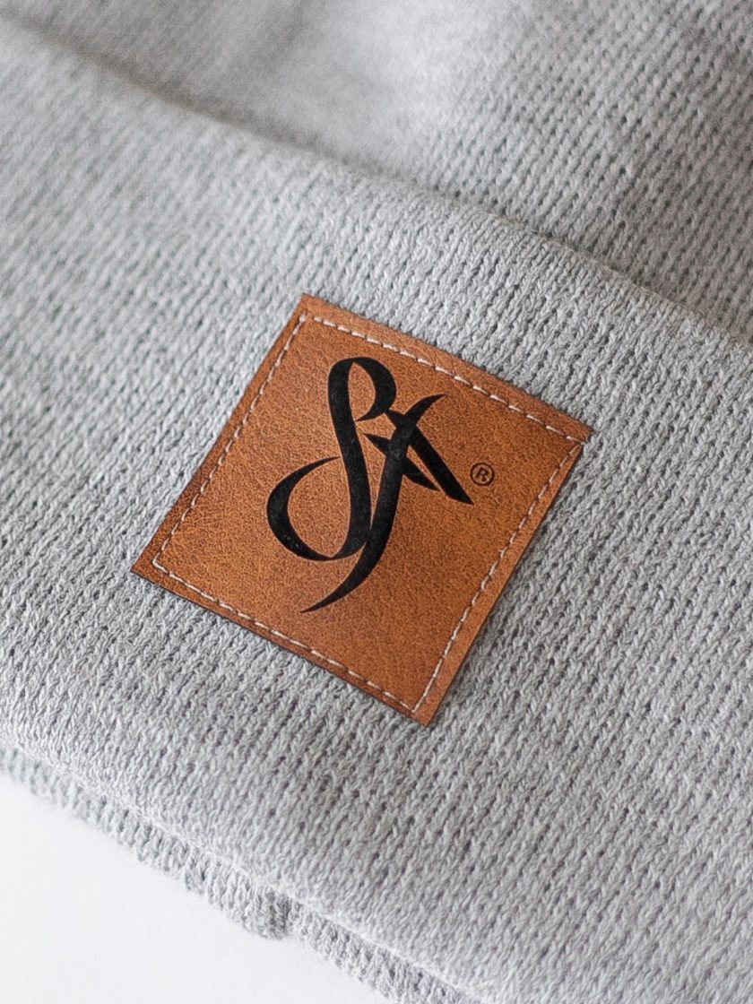 Beanie leather patch light grey